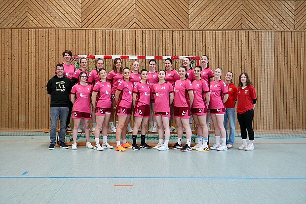 Mannschaftsfoto der Damenmannschaft des TSV Wartenberg in den neuen Trikots